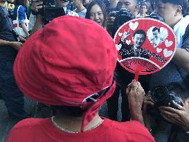 Red-shirts still support Yingluck, despite her no-show at the court