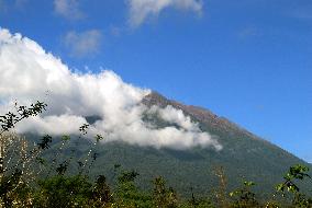 Half of Bali volcano evacuees told to return home as danger passes