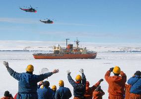 Icebreaker Shirase bids farewell to Antarctica