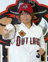 Female knuckleballer Yoshida eyes majors