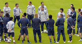 Japan begin practice in Bonn for World Cup finals