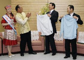 Okinawa governor presents ''Kariyushi'' summer wear to PM Aso
