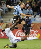 10-man Uruguay hold on to draw 0-0 with France