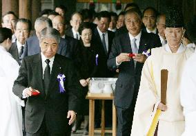 Cabinet minister Kutsukake, other lawmakers visit Yasukuni Shrin