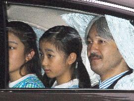 Prince Akishino visits wife at hospital