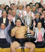 Asashoryu wins 6th consecutive title in playoff with Kotooshu