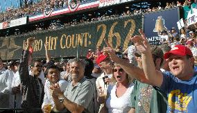 (3)Ichiro finishes season with MLB record 262 hits