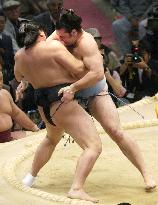 Asashoryu keeps pole position at Kyushu sumo