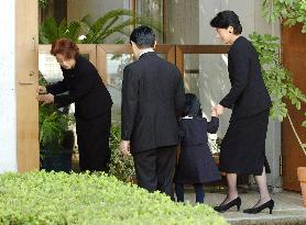 (1)Prince, princess offer condolences for grandmother's death