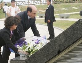 U.S. envoy visits Okinawa peace park