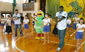 (2)Major leaguers spend time with kids