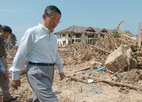 (1)Machimura inspects tsunami-hit areas in Thailand