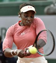 Stephens upsets V. Williams at French Open