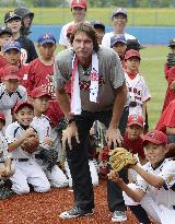 Ex-major leaguer Johnson meets with disaster-hit children