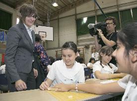 Polish woman teaches shogi to children