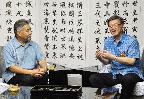 Okinawa Gov. meets with Hawaiian Gov. to further promote partnership
