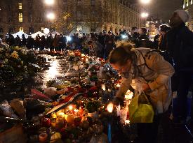 People mourn terror victims in Paris