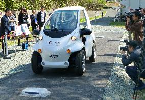 Electric vehicle that can run without battery unveiled