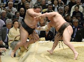 Hakuho handed lead as Kisenosato falters at spring sumo