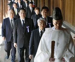 Group of lawmakers visits Yasukuni