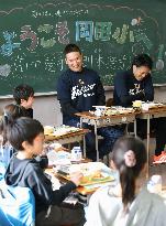 Yankees' Tanaka visits elementary school in disaster-hit city