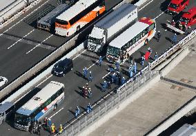 Over 20 injured in pileup on expressway near Tokyo