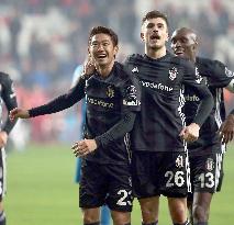 Football: Kagawa shines on Besiktas debut
