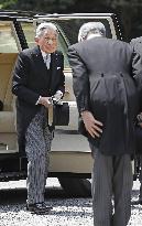 Emperor Akihito visits father's tomb