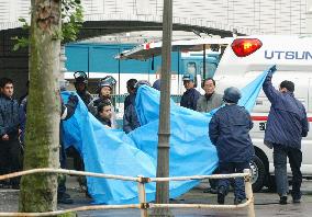 (2)Gangster, girlfriend kill selves as police storm condo