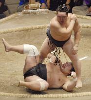 Asashoryu moves into pole position at autumn sumo