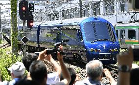 Luxury train debuts on Yokohama-Shimoda route along Izu coast