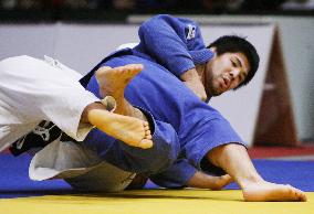 Izumi wins 90-kg gold at Super World Cup judo meet