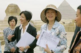 Abe wife Akie on sightseeing trip in Egypt