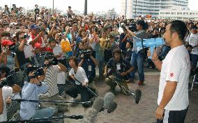 (5)Baseball fans gather at autograph sessions