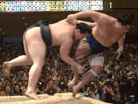 Asashoryu continues impressive run at summer sumo