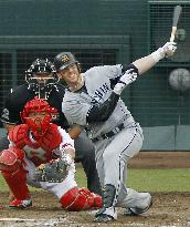 Murton ties Ichiro's single-season hits record in Japan