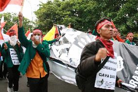 Indonesian students protest at Obama visit