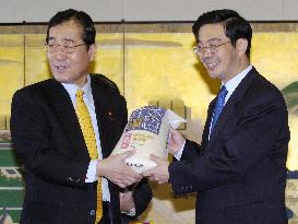 Japanese lawmakers pitch rice from Japan in Beijing