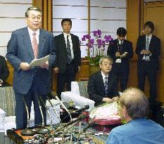 Defense chief Tanaka meets Okinawa Gov. Nakaima