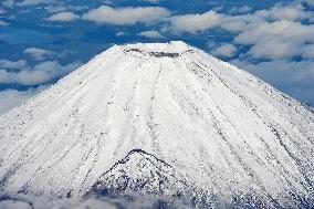 Mt. Fuji gets season's 1st snowcap