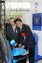 Abe vows efforts to popularize fuel cell vehicles