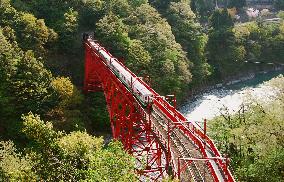 Kurobe Gorge sightseeing train resumes operations