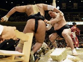 Yokozuna Harumafuji beats Osunaarashi in summer sumo