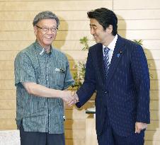 Okinawa governor presents "kariyushi" shirt to PM Abe