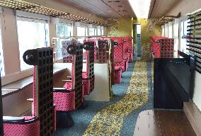 Tourist train featuring motifs from traditional Ishikawa crafts