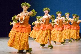 High school students dance hula in contest