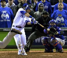 Gordon's 9th-inning homer sends Game 1 to extra innings