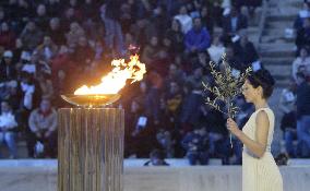 (1)Olympic flame arrives in Athens