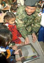 (2)Japan donates stationery to Iraqi school