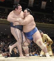 Kotoshogiku remains unbeaten with victory over yokozuna Kakuryu